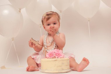 Bir yaşında bir kız doğum gününü kutluyor..