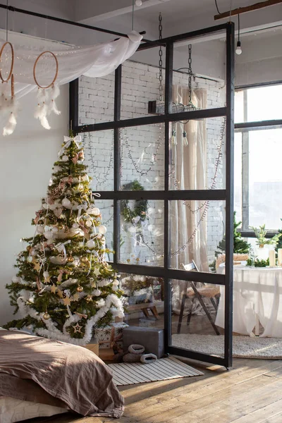 Karácsonyi belső tér retro stílusban fehér fával. Karácsonyi koszorú. — Stock Fotó