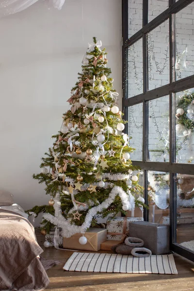 Karácsonyi belső tér retro stílusban fehér fával. Karácsonyi koszorú. — Stock Fotó