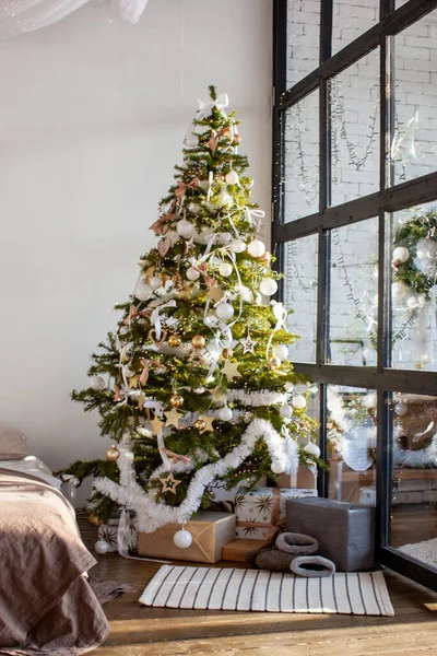 Χριστουγεννιάτικο εσωτερικό σε ρετρό στυλ σε λευκό με δέντρο. Στεφάνι Χριστουγέννων. — Φωτογραφία Αρχείου
