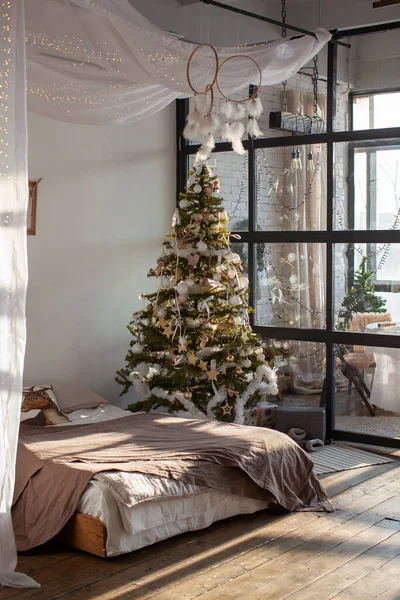 Υπνοδωμάτιο με Χριστουγεννιάτικη διακόσμηση. — Φωτογραφία Αρχείου