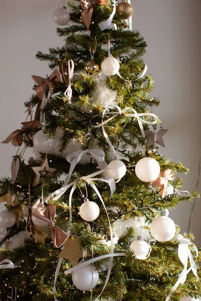 Χριστουγεννιάτικο δέντρο σε κλασικό χρώμα. Μακρο φωτογραφία. — Φωτογραφία Αρχείου