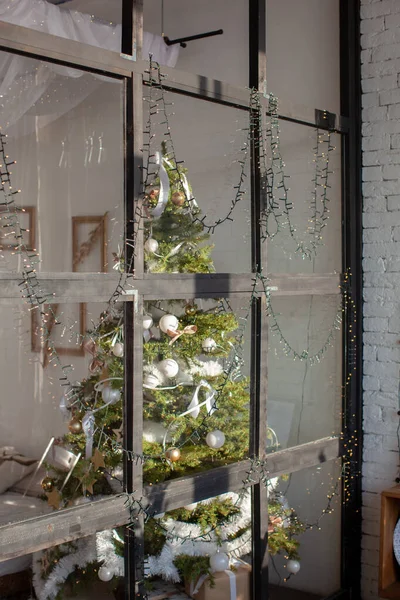 Χριστουγεννιάτικο εσωτερικό σε ρετρό στυλ σε λευκό με δέντρο. Χριστουγεννιάτικο στεφάνι. Παράθυρο. — Φωτογραφία Αρχείου