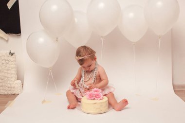 Bir yaşında bir kız doğum gününü kutluyor..