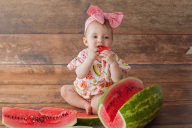 Bir yaşındaki küçük kız karpuz yiyor.. 