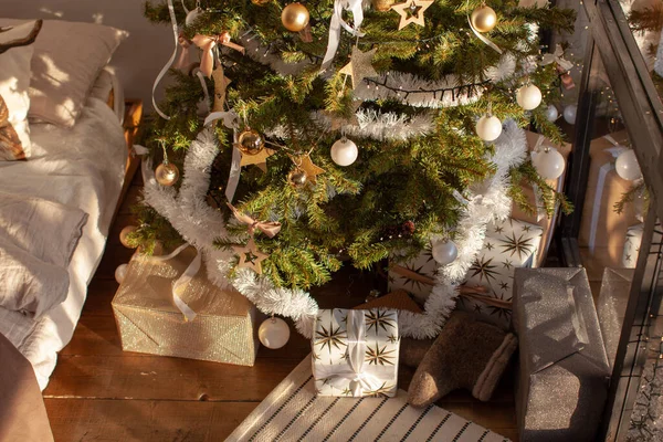 Interior de Navidad en estilo retro en blanco con árbol. Corona de Navidad. Ventana. — Foto de Stock