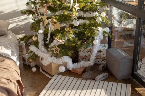 Weihnachten Interieur mit Bett. — Stockfoto