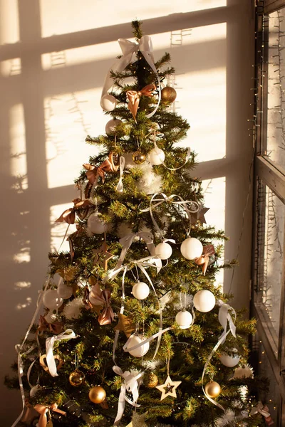 Interior de Natal em estilo retro em branco com árvore. A coroa de Natal. Janela. — Fotografia de Stock