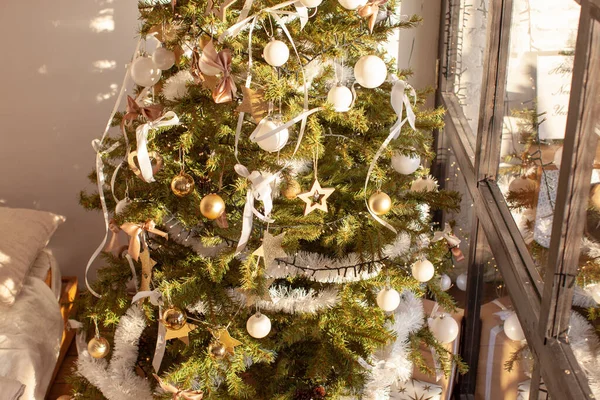 Χριστουγεννιάτικο εσωτερικό σε ρετρό στυλ σε λευκό με δέντρο. Χριστουγεννιάτικο στεφάνι. Παράθυρο. — Φωτογραφία Αρχείου