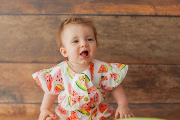 한 살 배기 아기가 수박을 먹고 있다. 로열티 프리 스톡 이미지