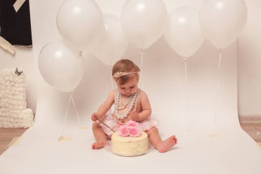 Bir yaşında bir kız doğum gününü kutluyor..