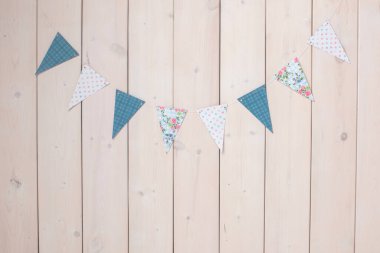 Tahta bir duvarda bayraklardan çelenkler. 