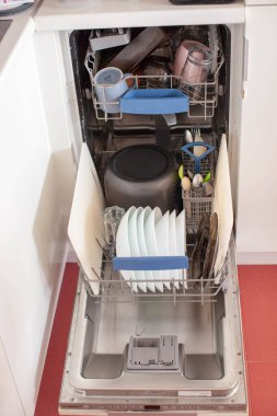 Bulaşıkçı, evde sipariş ver. Mutfağın içi..