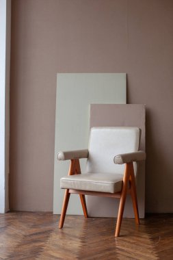 Stüdyoda fotoğraf bölgesi. Minimalist iç mekan. Beyaz deri koltuk.. 