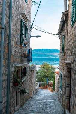 Hırvatistan 'ın Brac kentinde, Sutivan kasabasındaki dar eski cadde