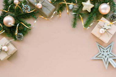 Noel şenliği arka planında köknar dalları, kutularda hediyeler, mücevherler ve oyuncaklar. Üst görünüm, düz görünüm, kopyalama alanı.