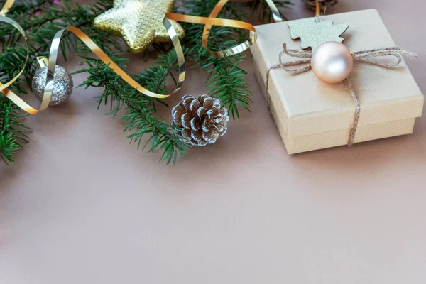 Weihnachtlicher Hintergrund Mit Tannenzweigen Geschenken Schachteln Kugeln Und Spielzeug Ansicht — Stockfoto