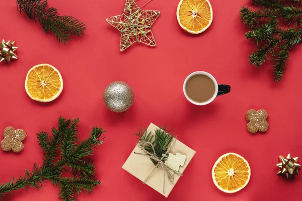 Weihnachtsflache Lag Mit Fichtenzweigen Einem Geschenk Einer Tasse Kaffee Plätzchen — Stockfoto