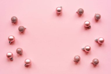 Noel ağacı oyuncakları, düz uzanma. Pembe arkaplan, üst görünüm, boşluk kopyala.