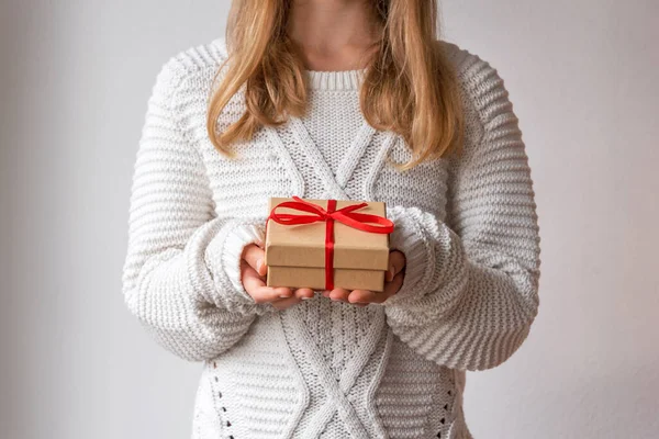 Chica Joven Rubia Suéter Blanco Sostiene Regalo Navidad Una Caja —  Fotos de Stock