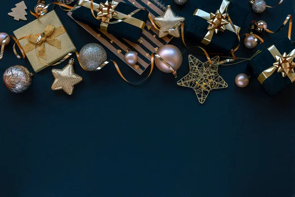 Neujahrsgeschenke Schwarzen Schachteln Weihnachtsspielzeug Und Girlanden Auf Schwarzem Hintergrund Draufsicht — Stockfoto