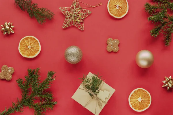 Weihnachtsflache Lag Mit Fichtenzweigen Einem Geschenk Plätzchen Getrockneten Orangen Und — Stockfoto