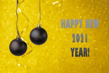 Altın bokeh arka planında iki gri noel topu. Minimum kış kompozisyonu. Yeni yıl konsepti, kopyalama alanı. Yılın rengine bürünmüş