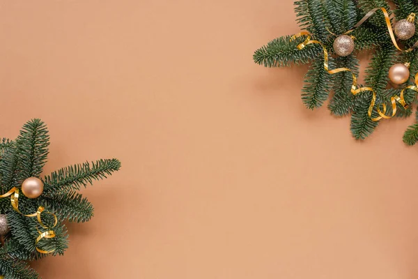 Tannenzweige Mit Kugeln Auf Beigem Hintergrund Weihnachtskonzept Draufsicht Flache Lage — Stockfoto
