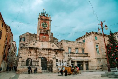 Zadar Hırvatistan - 24 Aralık 2020: Zadar 'daki Halk Meydanı Noel için yürüyen insanlarla süslendi