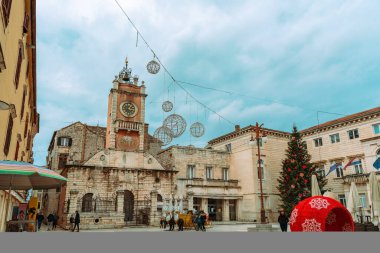Zadar Hırvatistan - 24 Aralık 2020: Zadar 'daki Halk Meydanı Noel için yürüyen insanlarla süslendi