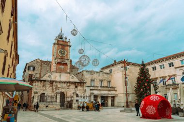 Zadar Hırvatistan - 24 Aralık 2020: Zadar 'daki halk meydanı Noel için yürüyen insanlarla süslendi.