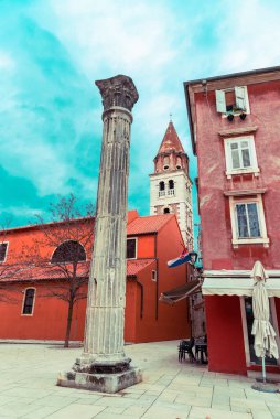 Hırvatistan 'ın Zadar kentindeki Petar Zoraniç Meydanı' nda Roma sütunu
