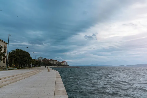 Embankment de la ciudad de Zadar, Mar Adriático, Croacia — Foto de Stock