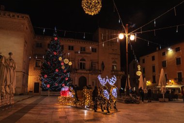 Zadar Hırvatistan - 29 Aralık 2020: Zadar 'daki halk meydanı Noel gecesi süslendi.