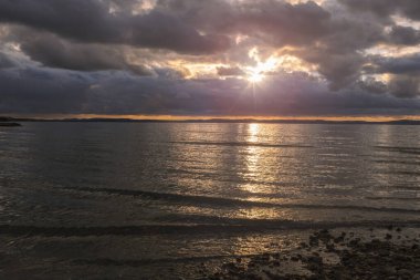 Denizde güzel bir gün batımı. Nin, Hırvatistan