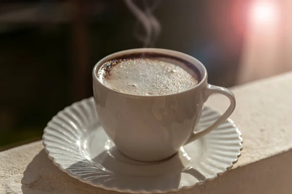 Una Taza Capuchino Luz Del Sol Cerca — Foto de Stock