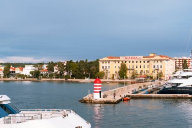 Zadar Hırvatistan - 27 Aralık 2020: Zadar kentinde rıhtım