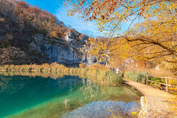 Lago e caminho de madeira em Plitvice Lakes National Park, Croácia — Fotografia de Stock