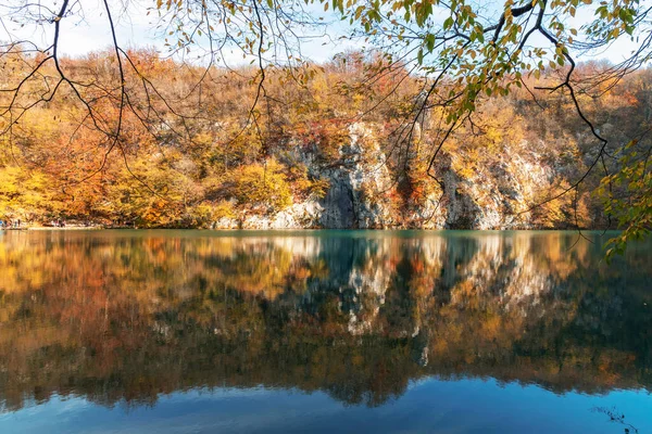 Natureza em outono, reflexo de montanhas em águas claras de lago — Fotografia de Stock