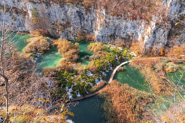 Belo rio azul-turquesa e cachoeiras, Plitvice Lakes parque nacional na Croácia. Vista superior — Fotografia de Stock