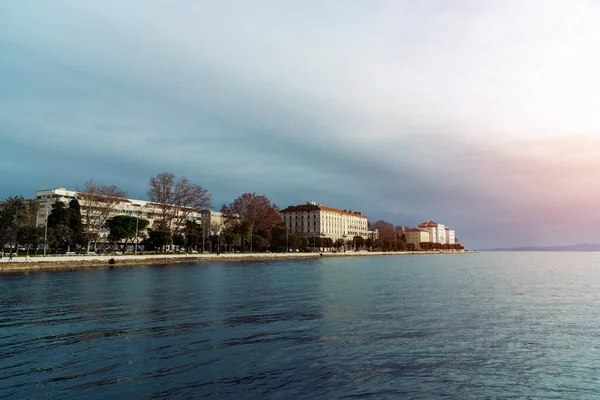 Primera línea de mar de la ciudad de Zadar, Dalmacia, Croacia — Foto de Stock