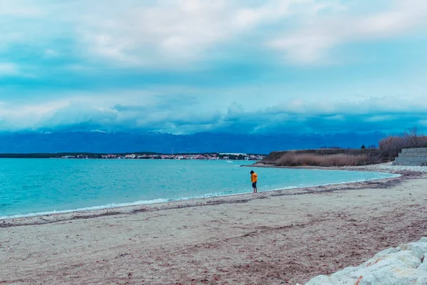 Laguna de Nin, hermosa vista de las montañas de Velebit y pueblo de Vrsi, Dalmacia, Croacia — Foto de Stock