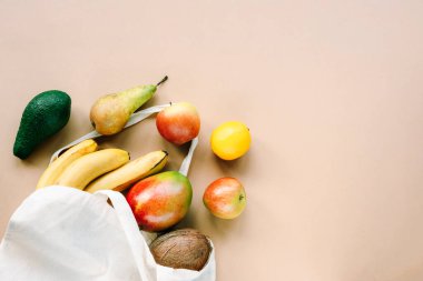 Kumaş torbada meyveler. Üst görünüm, düz görünüm, kopyalama alanı. Sıfır atık, sağlıklı gıda konsepti