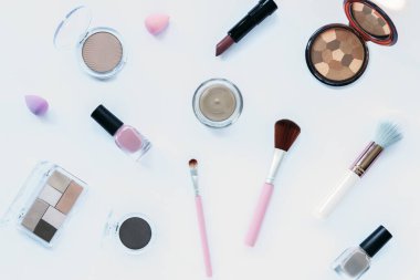Beyaz arka planda makyaj ürünleri. Üst manzara, düz yatış. Moda, güzellik konsepti.