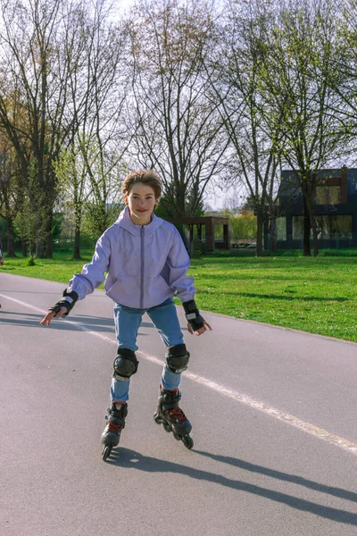 Glückliches Zehnjähriges Mädchen Beim Inlineskaten Park Bei Sonnigem Wetter — Stockfoto