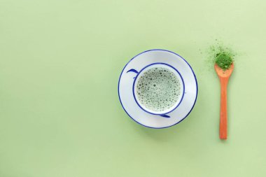 Yeşil kibrit çayı ve tahta kaşık, üst manzara. Sağlıklı içecek.