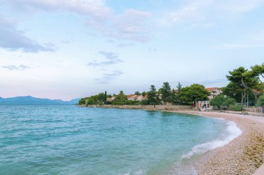 Gün batımında Sutivan sahilinin güzel manzarası. Hırvatistan 'ın Brac Adası.