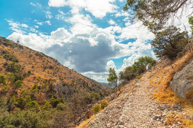 Dağlardaki manzara, bulutlu gökyüzü ve dağ yamaçları. Brac Adası, Hırvatistan.