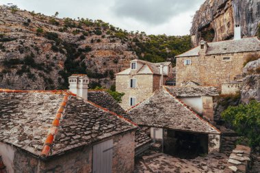 Hırvatistan 'ın Brac adasındaki Pustinja Blaca keşiş okulunun taş evleri, manastır.