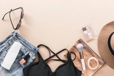 Kadınların yaz kıyafetleri ve aksesuarları. Güzellik, moda, yaz tatili konsepti. Üst görünüm, düz görünüm, kopyalama alanı